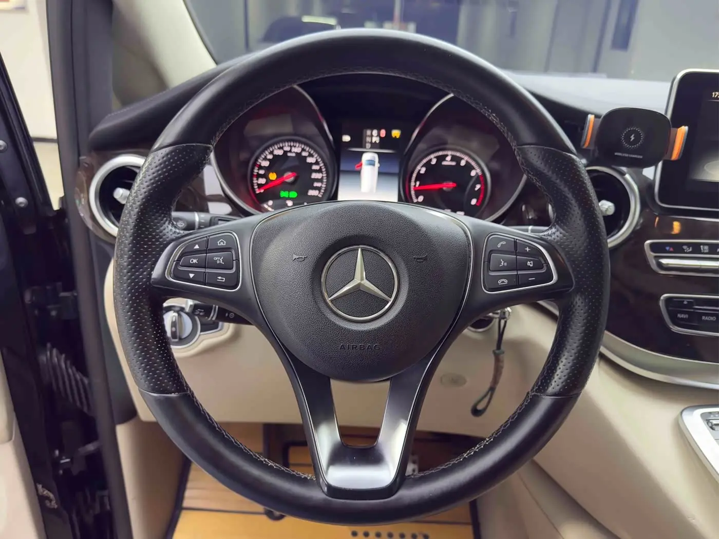 Mercedes-Benz V-Class 2018 — Photo 7/20