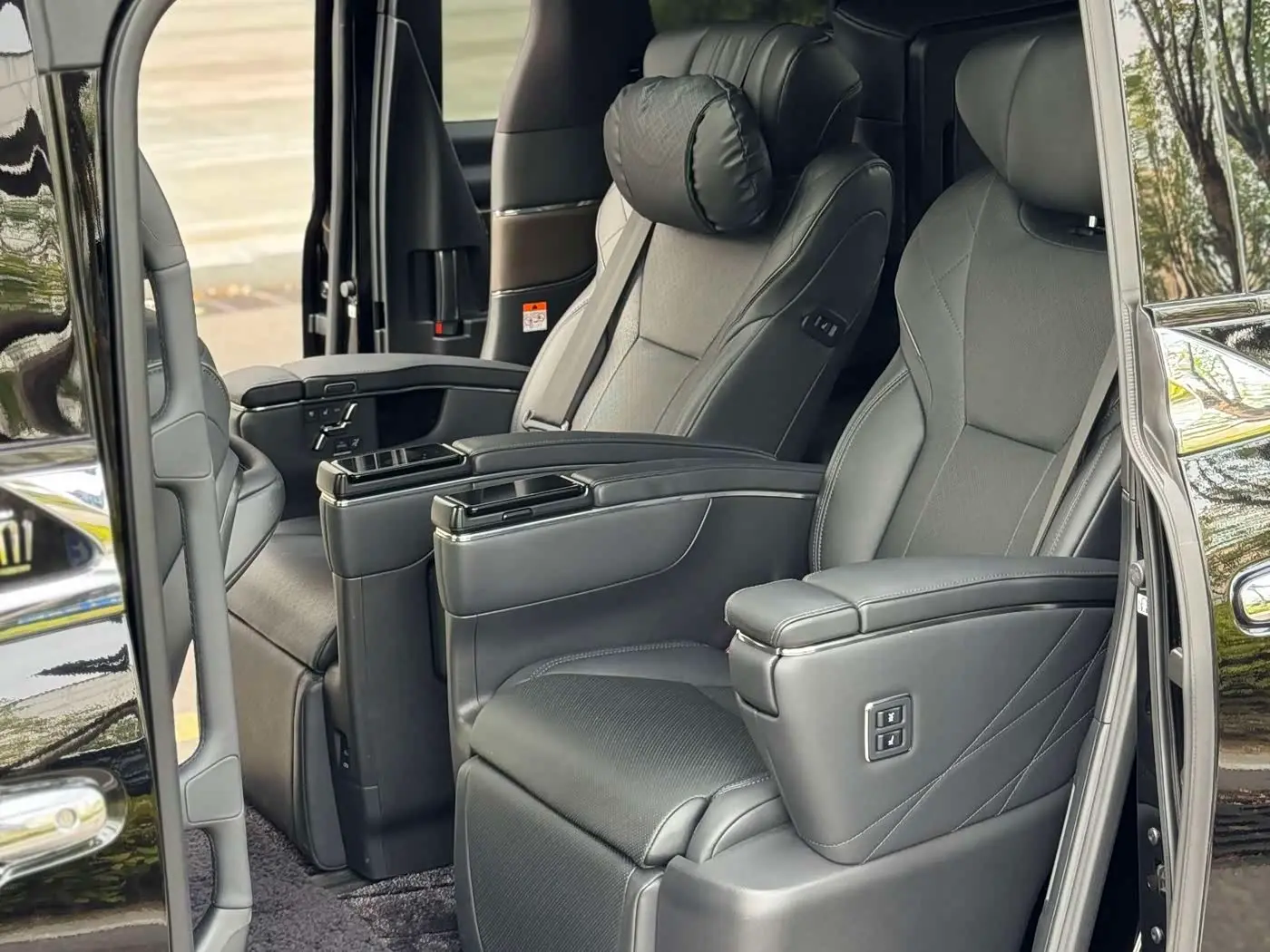 Toyota Vellfire 2023 — Photo 14/18