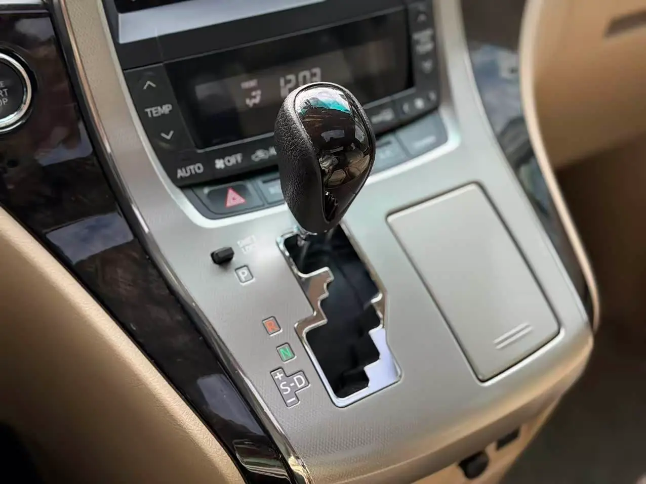 Toyota Alphard 2015 — Photo 19/20