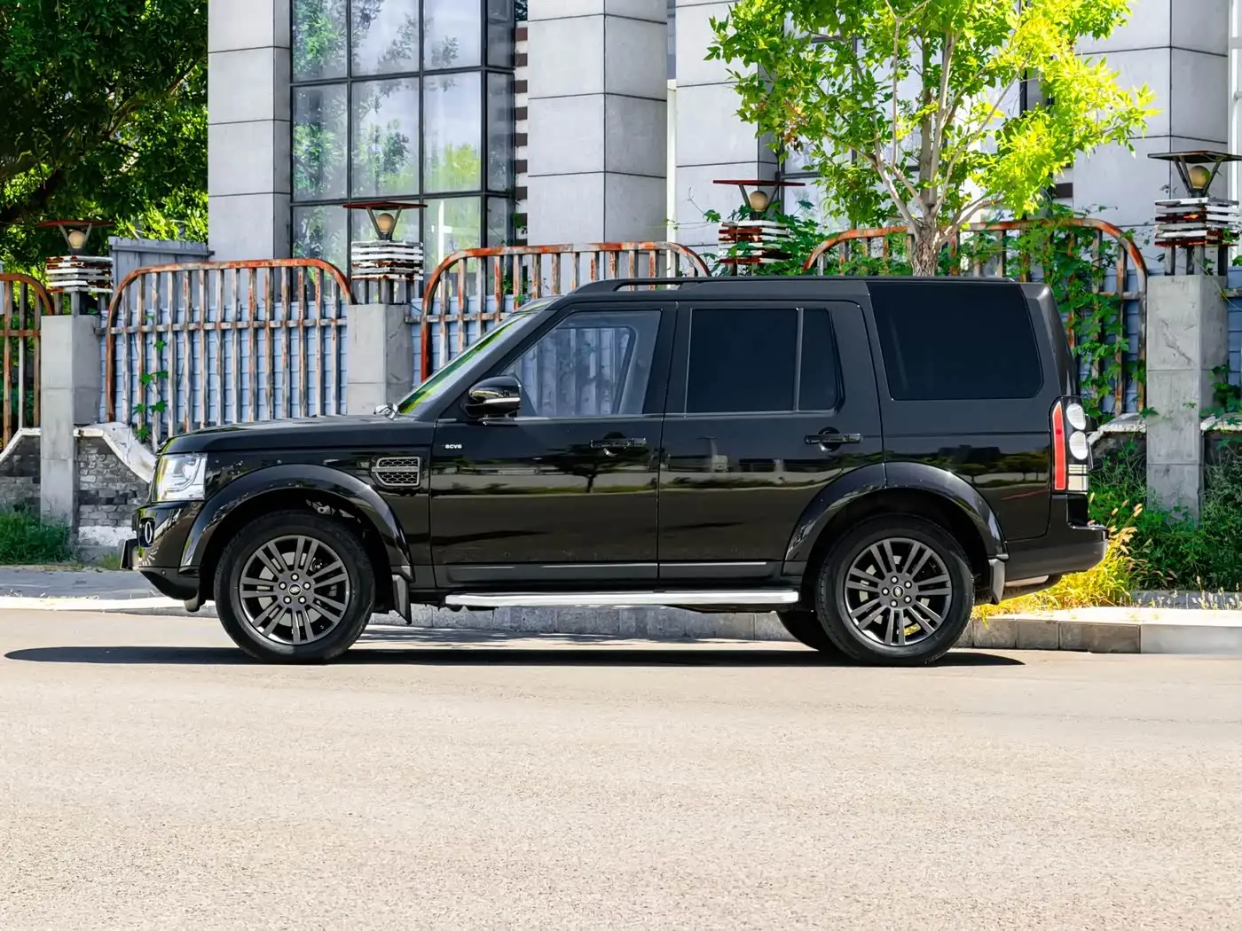 Land Rover Discovery 2016 — Photo 5/20