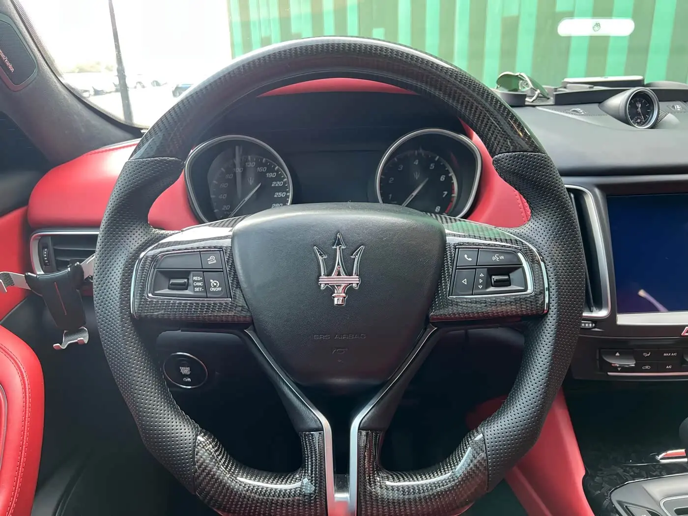 Maserati Levante 2018 — Фото 12/13