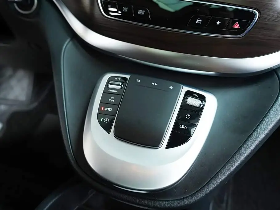 Mercedes-Benz V-Class 2021 — Photo 11/20