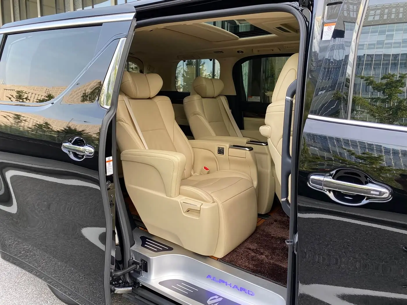 Toyota Alphard 2023 — Photo 19/20