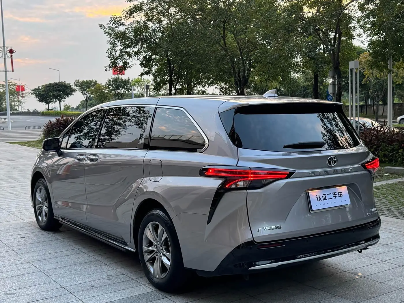Toyota Sienna 2025 — Photo 13/14