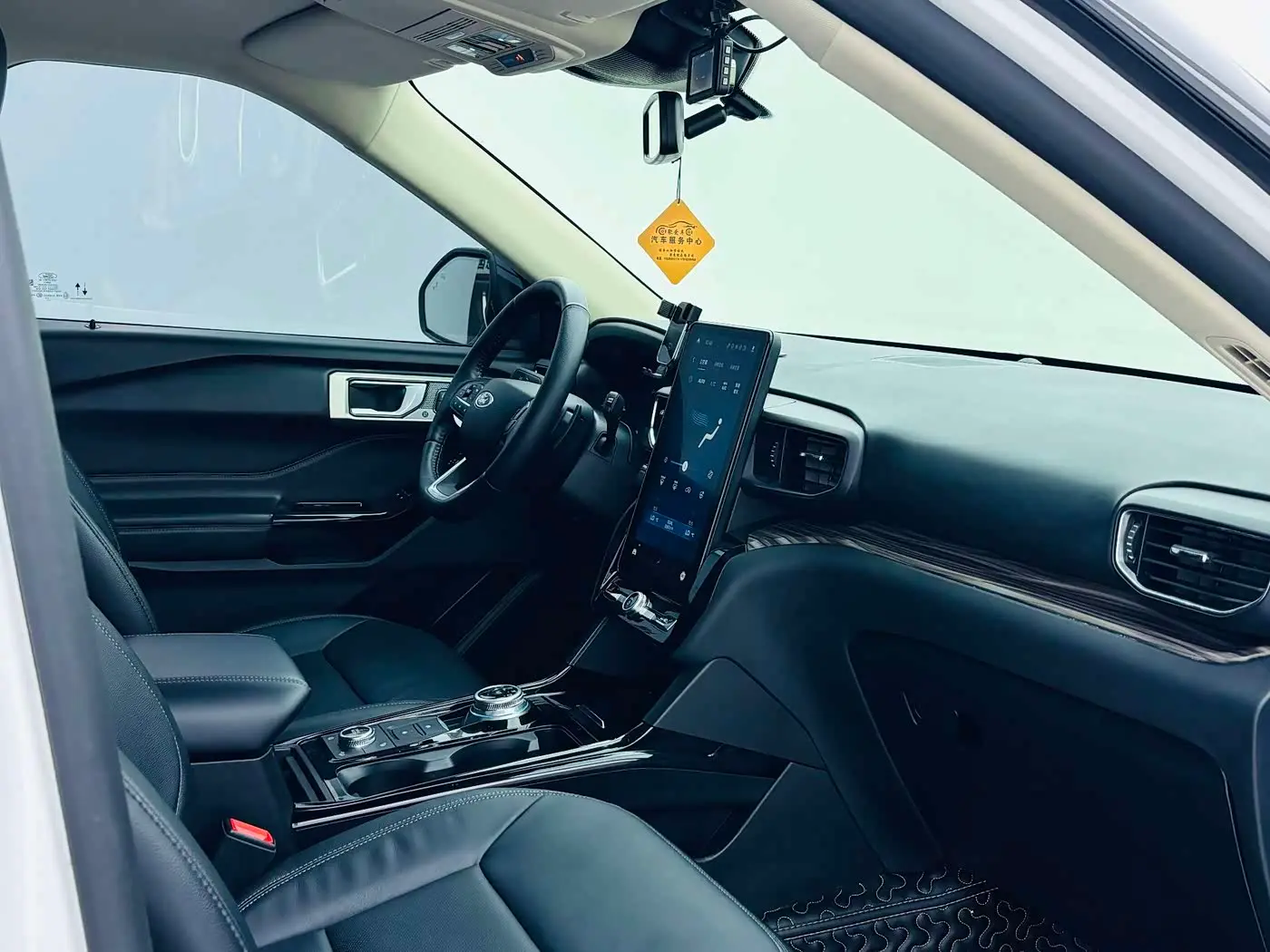 Ford Explorer 2021 — Şəkil 13/18
