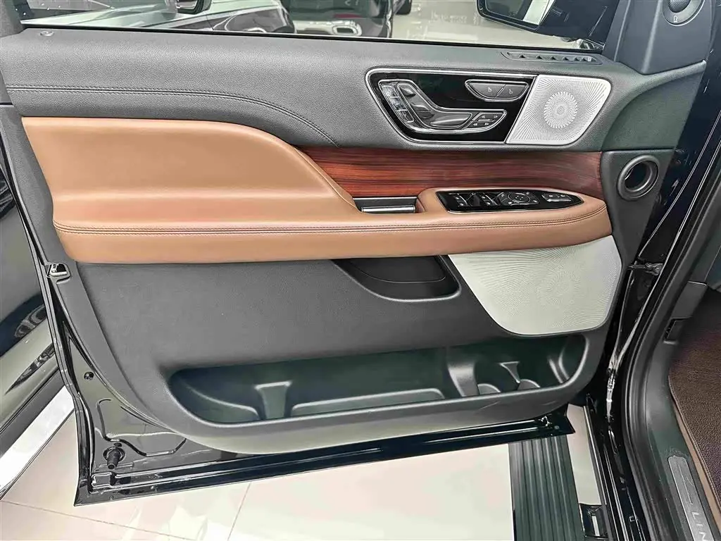 Lincoln Navigator 2023 — Photo 6/19