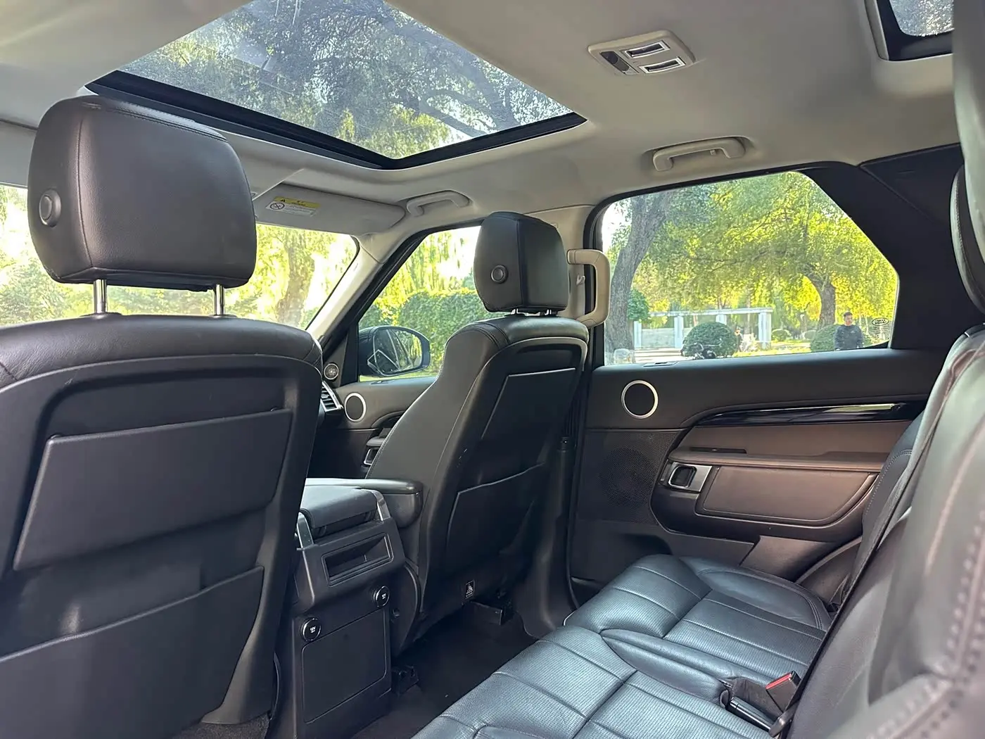 Land Rover Discovery 2018 — Photo 16/20