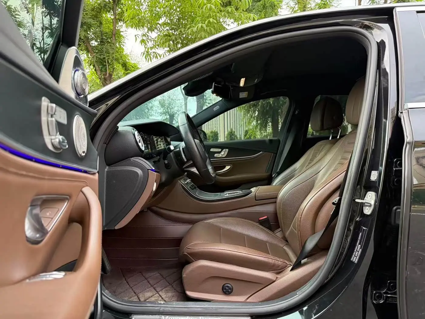 Mercedes-Benz E-Class 2021 — Photo 4/9
