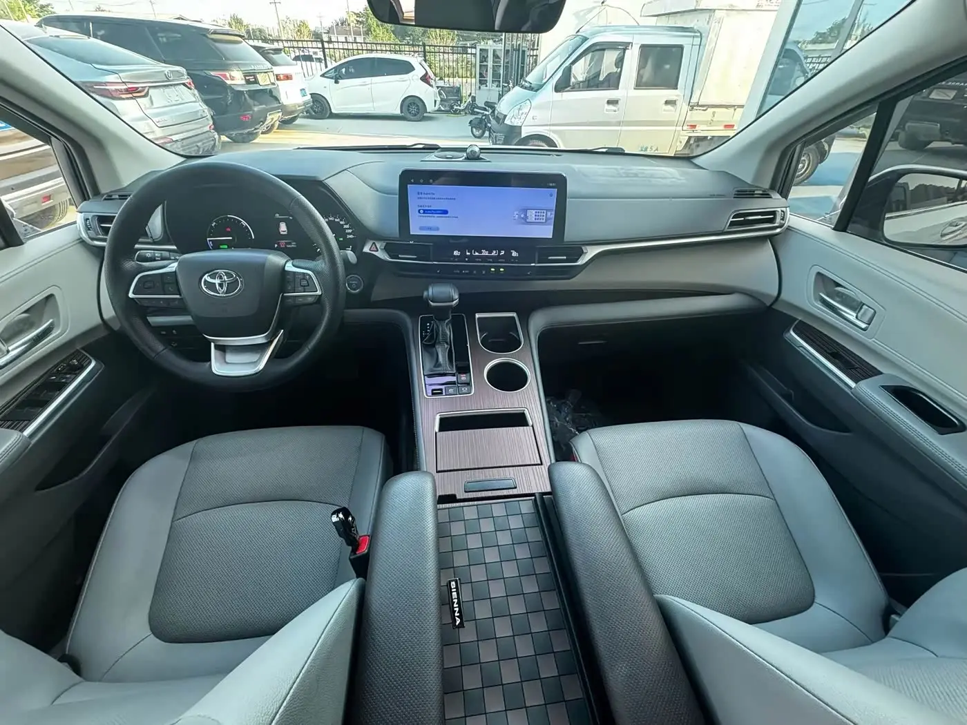 Toyota Sienna 2023 — Фото 4/7