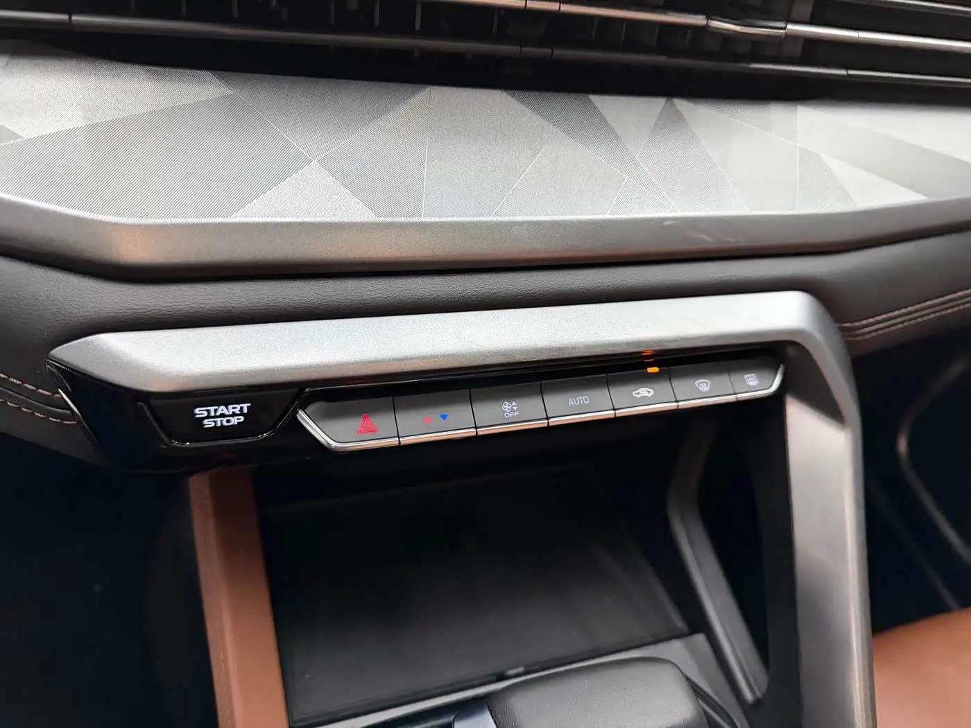 Geely Emgrand X6 2023 — Photo 18/20