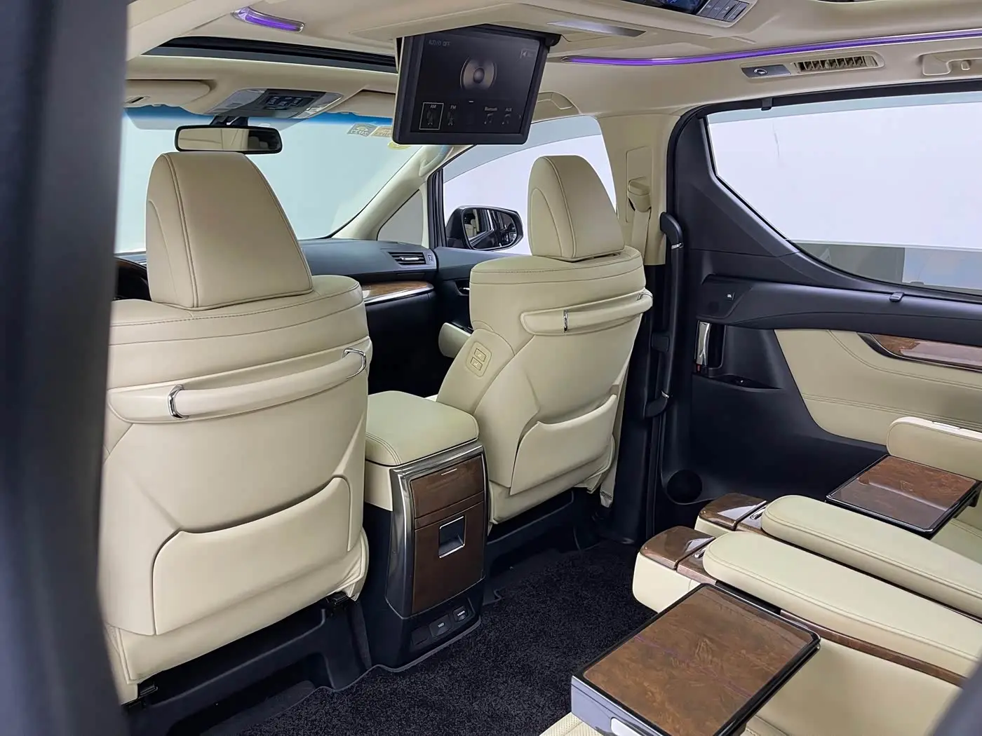 Toyota Alphard 2017 — Photo 9/11