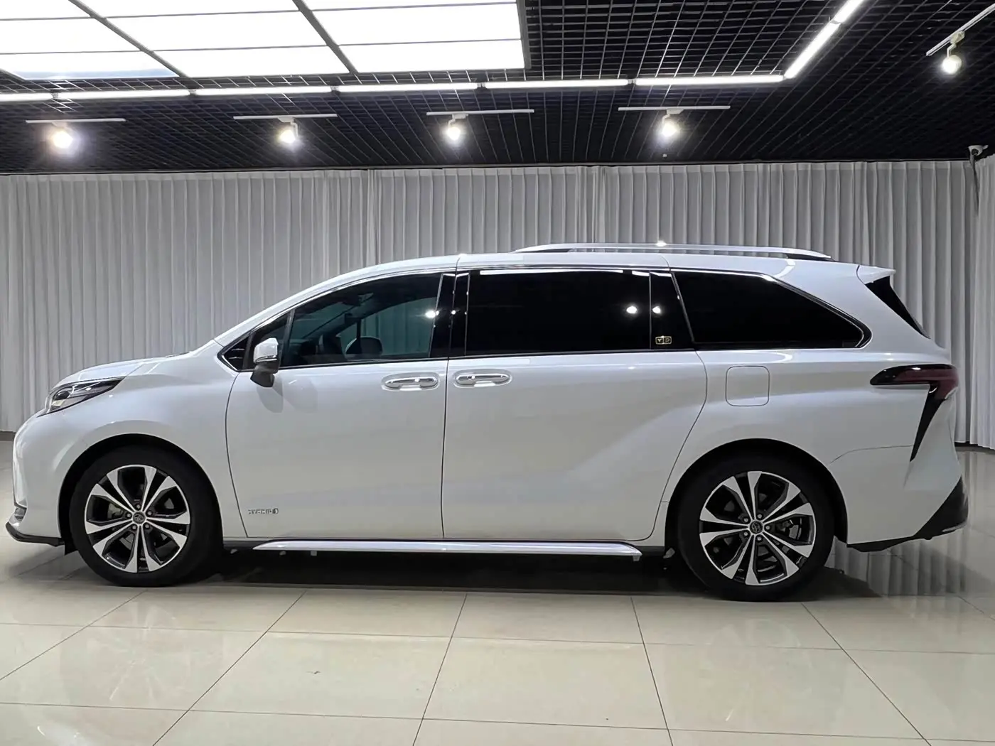 Toyota Granvia 2023 — Photo 3/20
