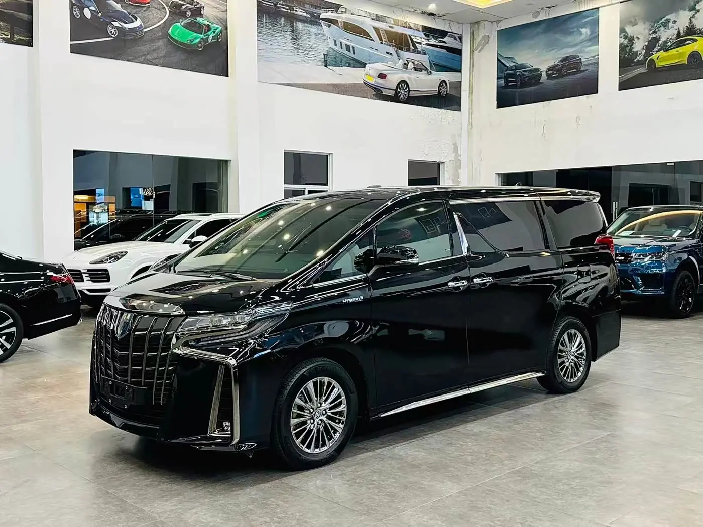Toyota Alphard 2023 — Фото 1/9