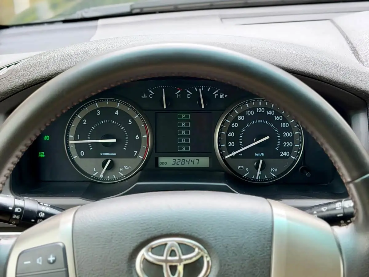 Toyota Land Cruiser 2010 — Şəkil 19/20