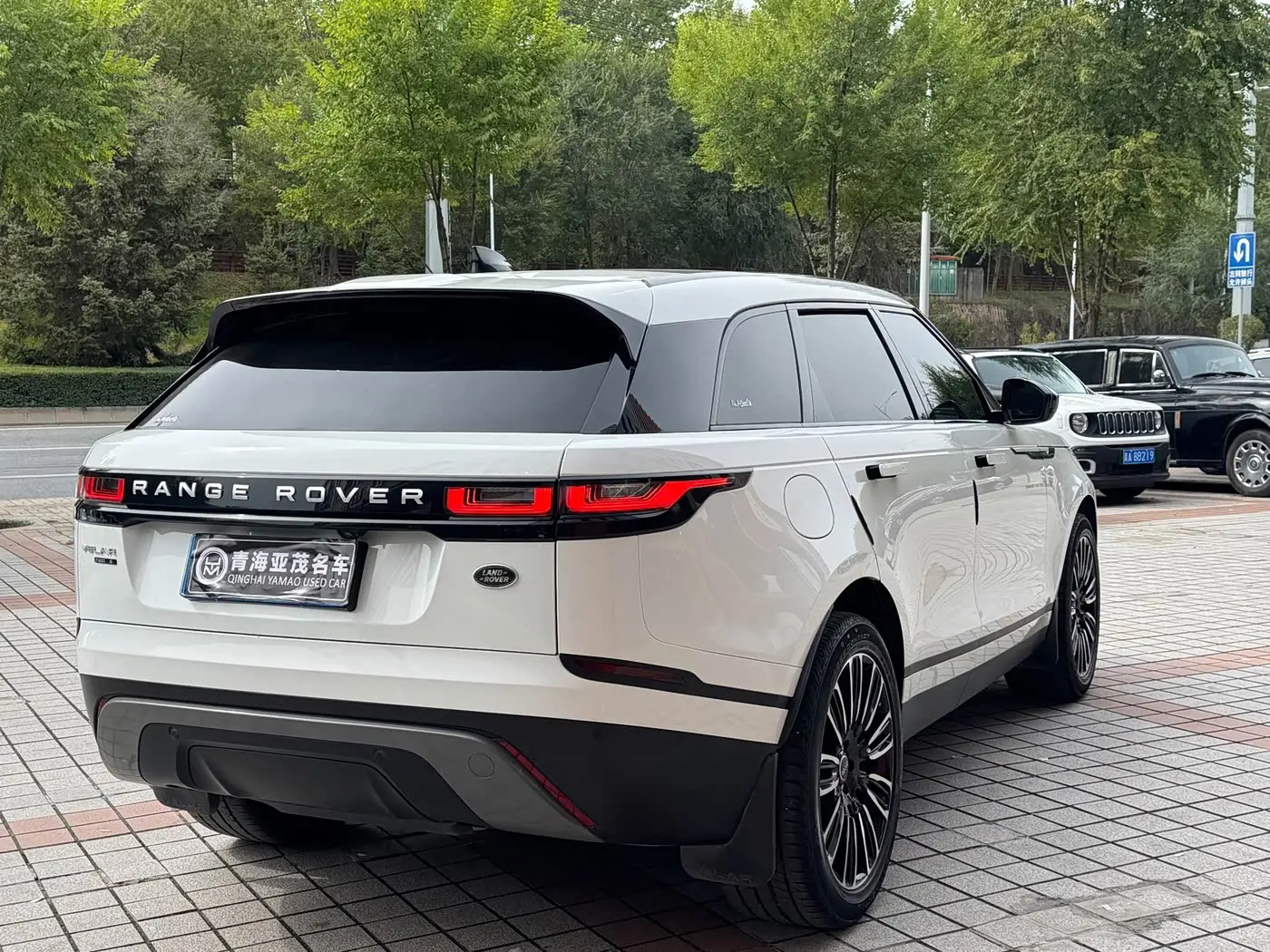 Land Rover Range Rover Velar 2018 — ფოტო 13/19
