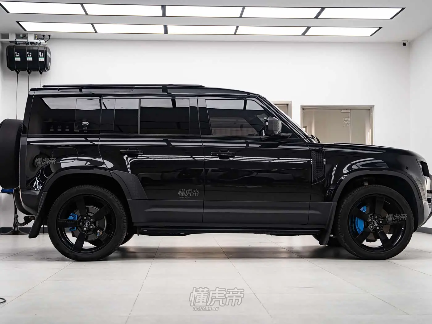 Land Rover Defender 2023 — Photo 4/17