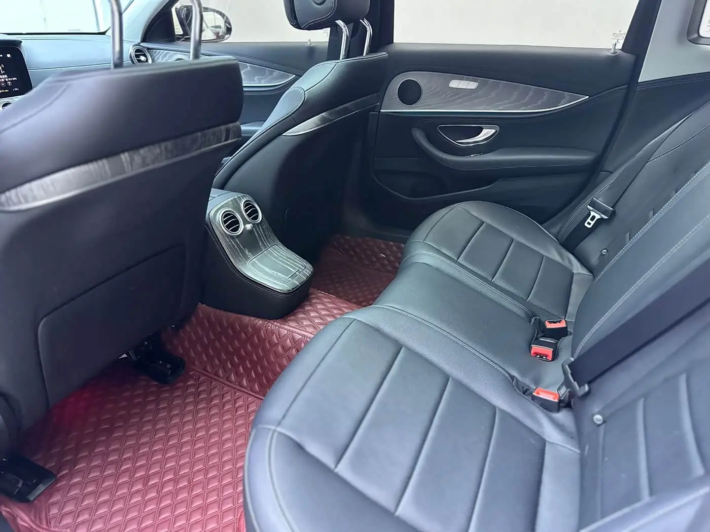 Mercedes-Benz E-Class 2023 — Photo 9/16