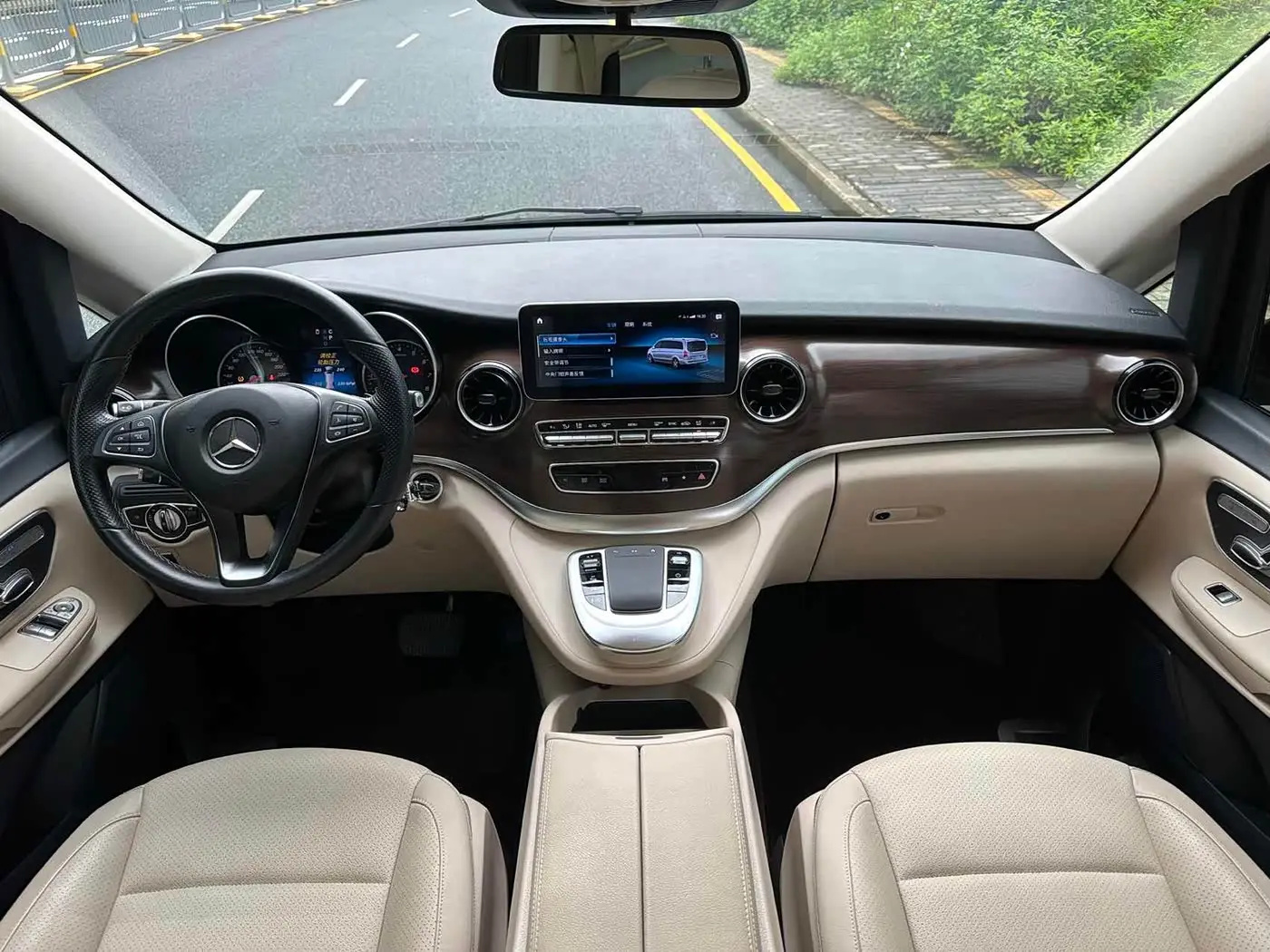 Mercedes-Benz V-Class 2020 — Photo 9/15