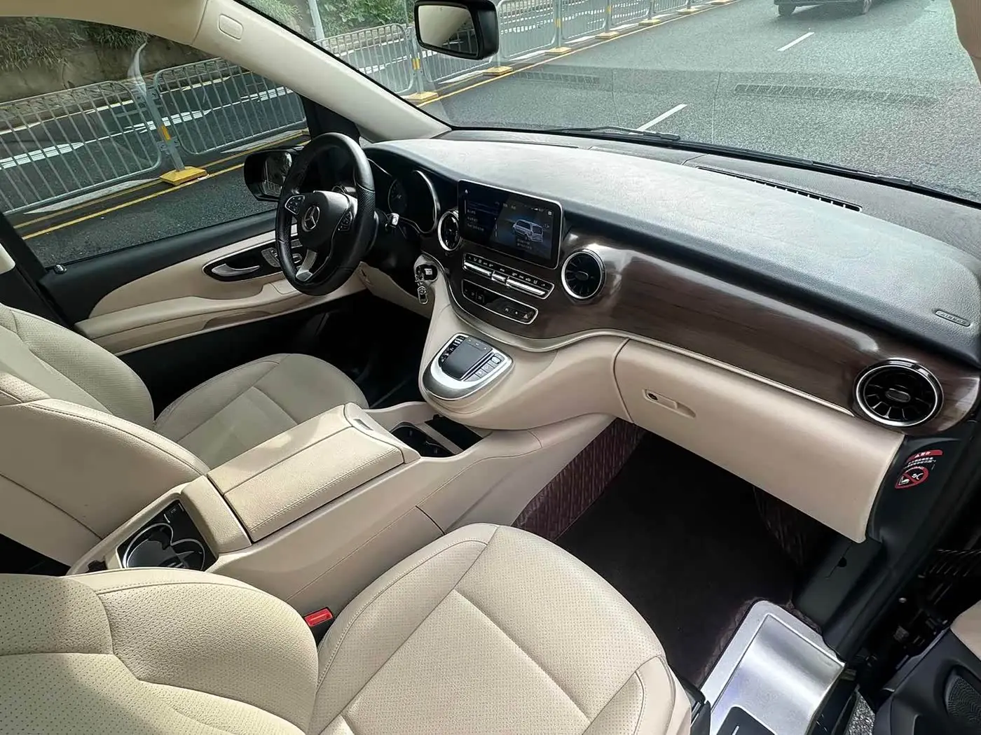Mercedes-Benz V-Class 2020 — Photo 7/15