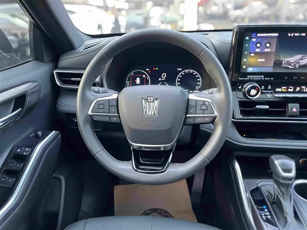 Toyota Crown Kluger 2025 — Photo 19/20