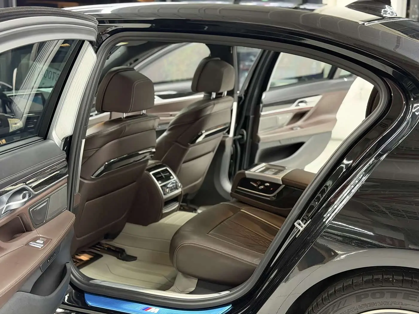 BMW 7 Series 2022 — Фото 10/14