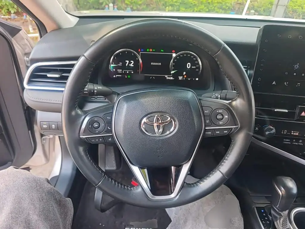 Toyota Camry 2023 — Şəkil 10/19