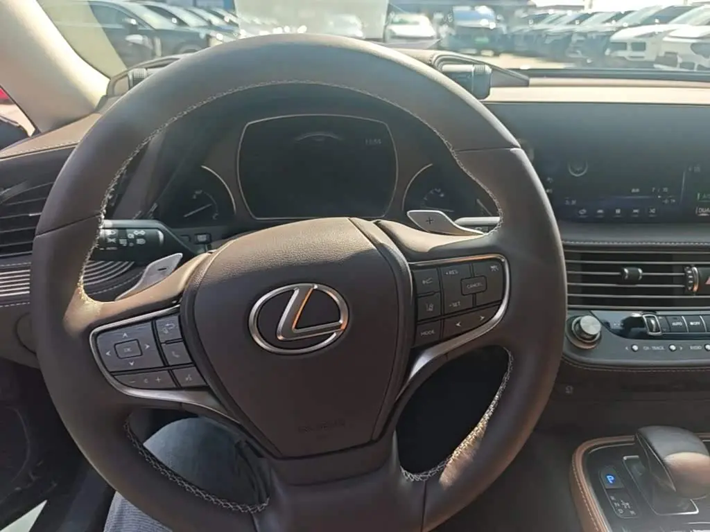 Lexus LS 2020 — Photo 10/19