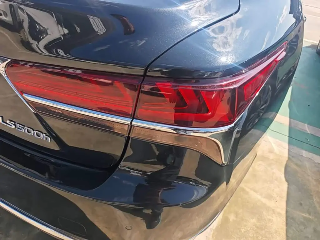 Lexus LS 2020 — Photo 7/19