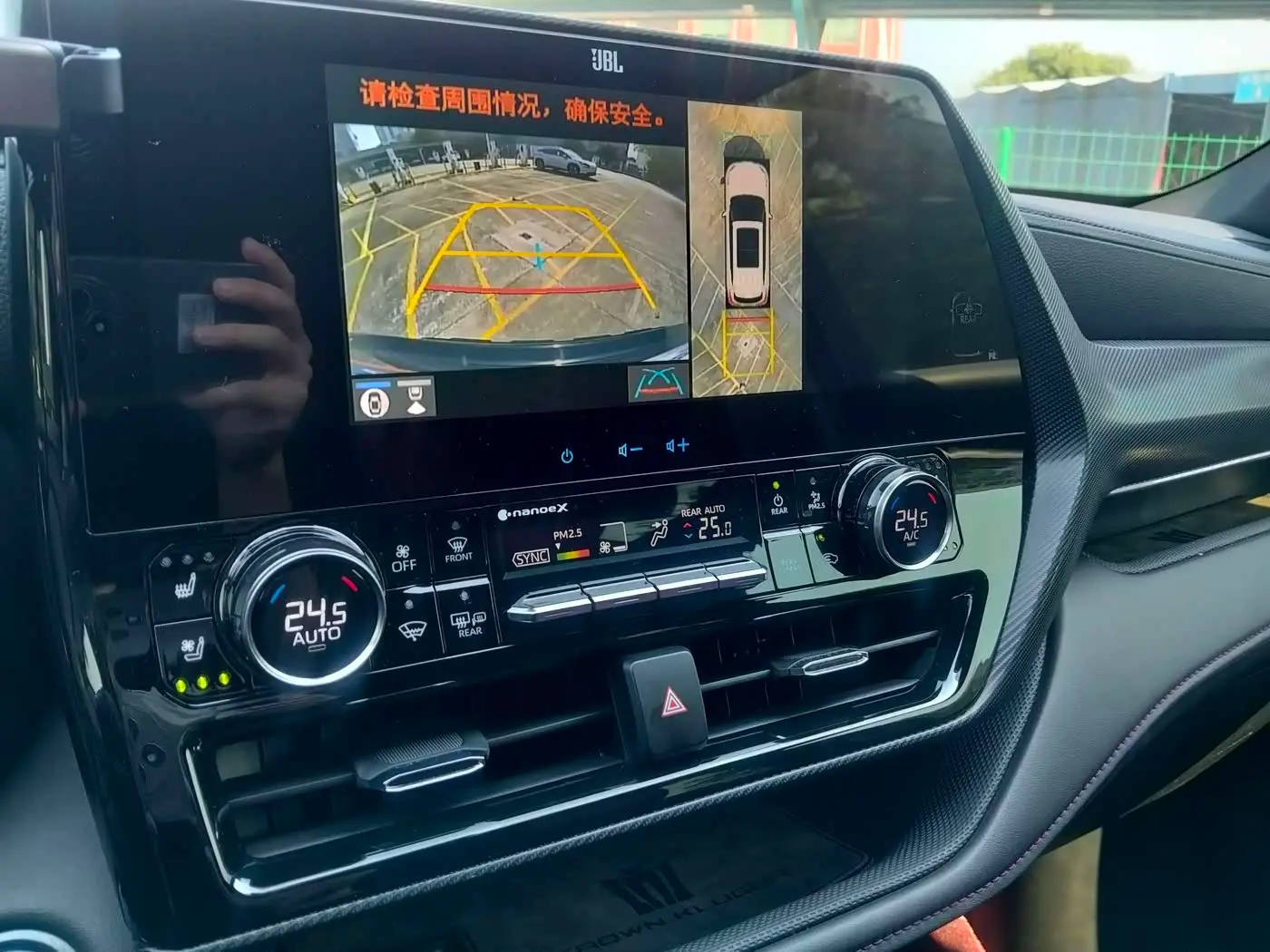 Toyota Crown Kluger 2022 — Photo 8/20