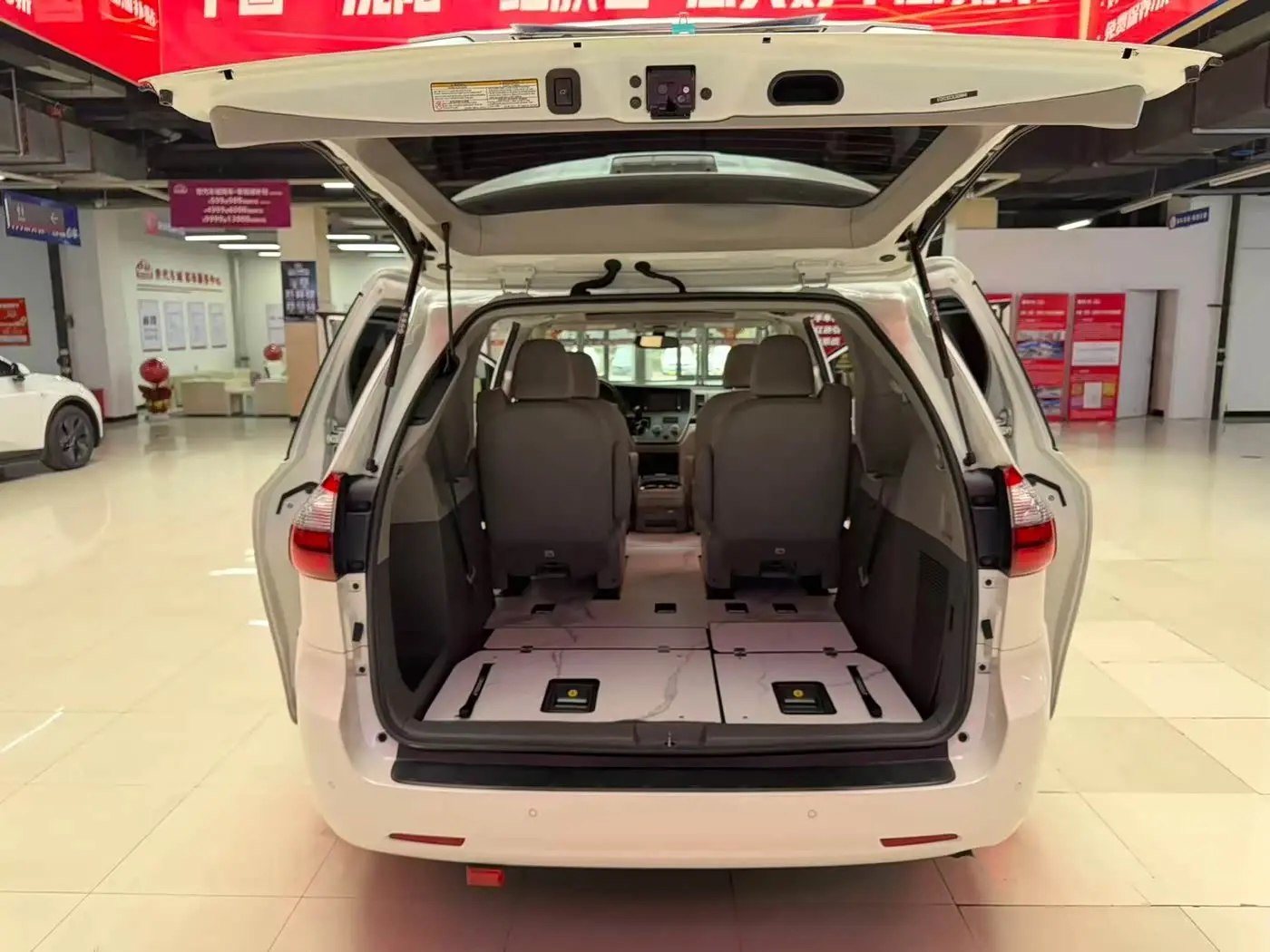 Toyota Sienna 2020 — ფოტო 18/18