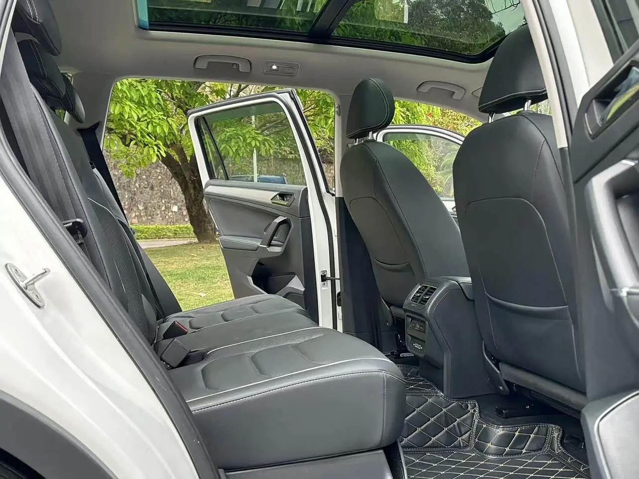 Volkswagen Tiguan L PHEV 2021 — Photo 9/18