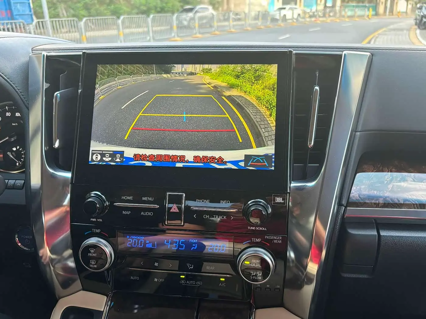 Toyota Alphard 2023 — Photo 17/20