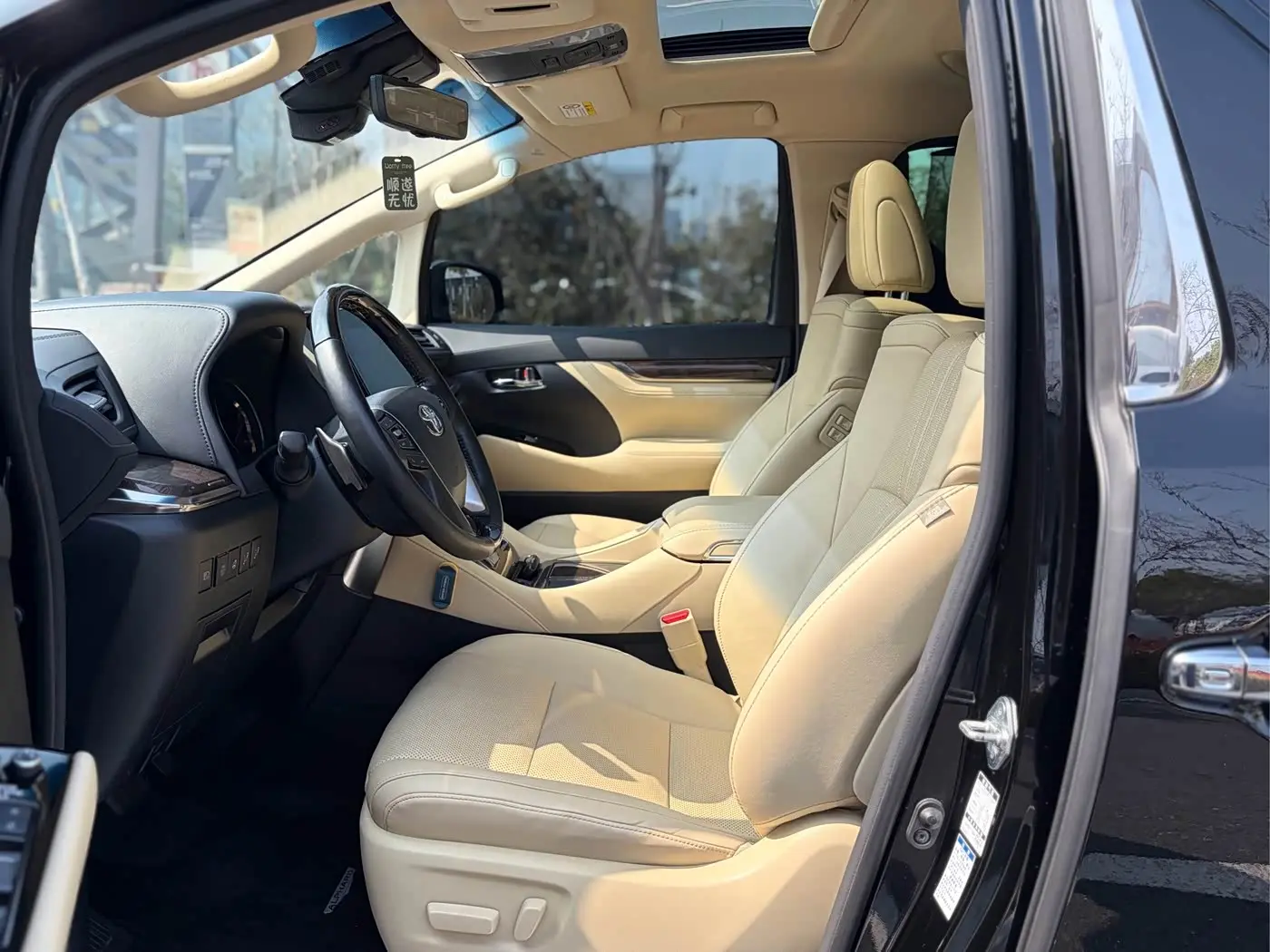 Toyota Alphard 2022 — Photo 5/20