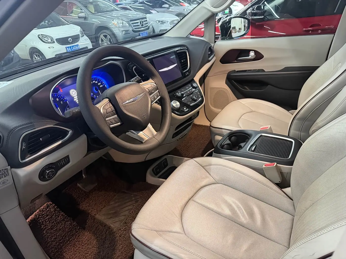 Chrysler Grand Voyager 2018 — Photo 4/17