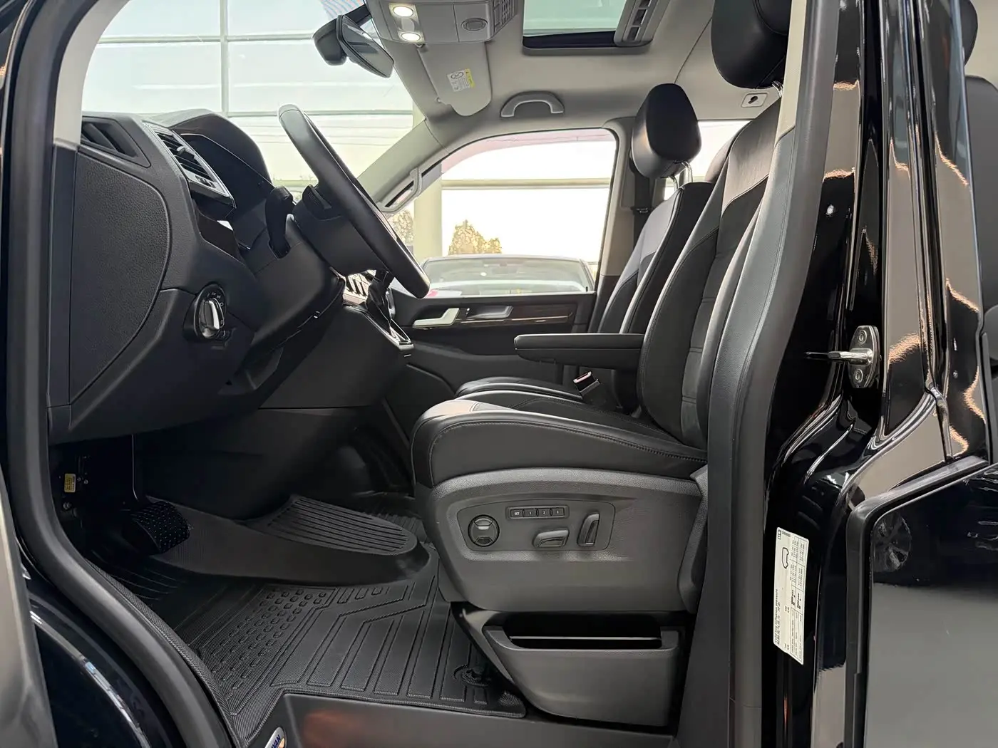 Volkswagen Multivan 2020 — Photo 7/20