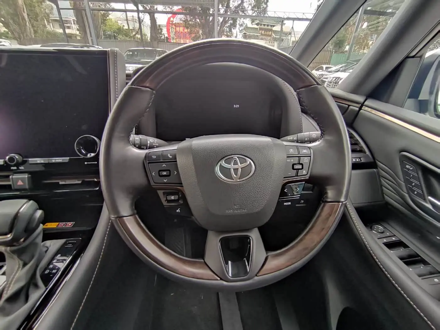 Toyota Alphard 2026 — Photo 6/19