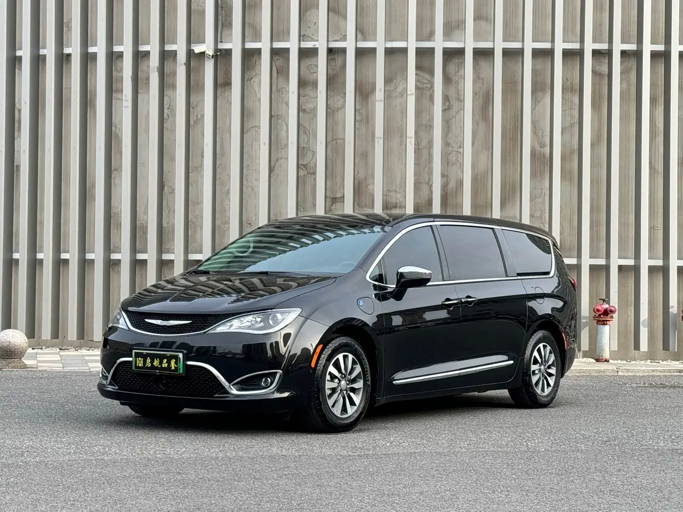 Chrysler Grand Caravan PHEV 2020 — Фото 1/11
