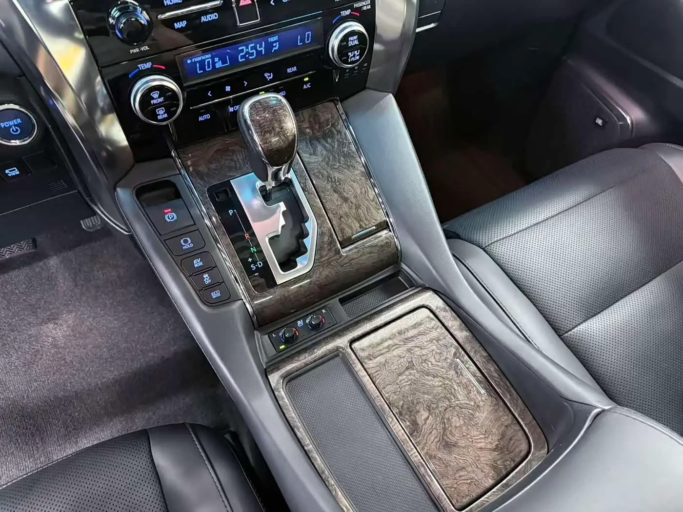 Toyota Alphard 2021 — Photo 19/20