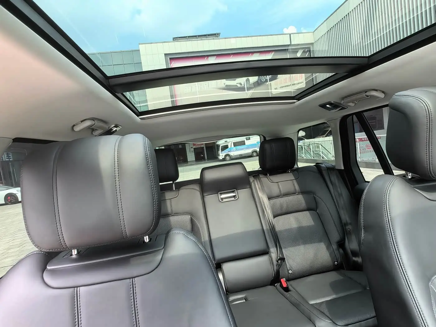 Land Rover Range Rover 2019 — Фото 12/18