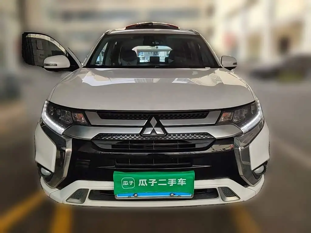 Mitsubishi Outlander 2021 — Photo 2/20