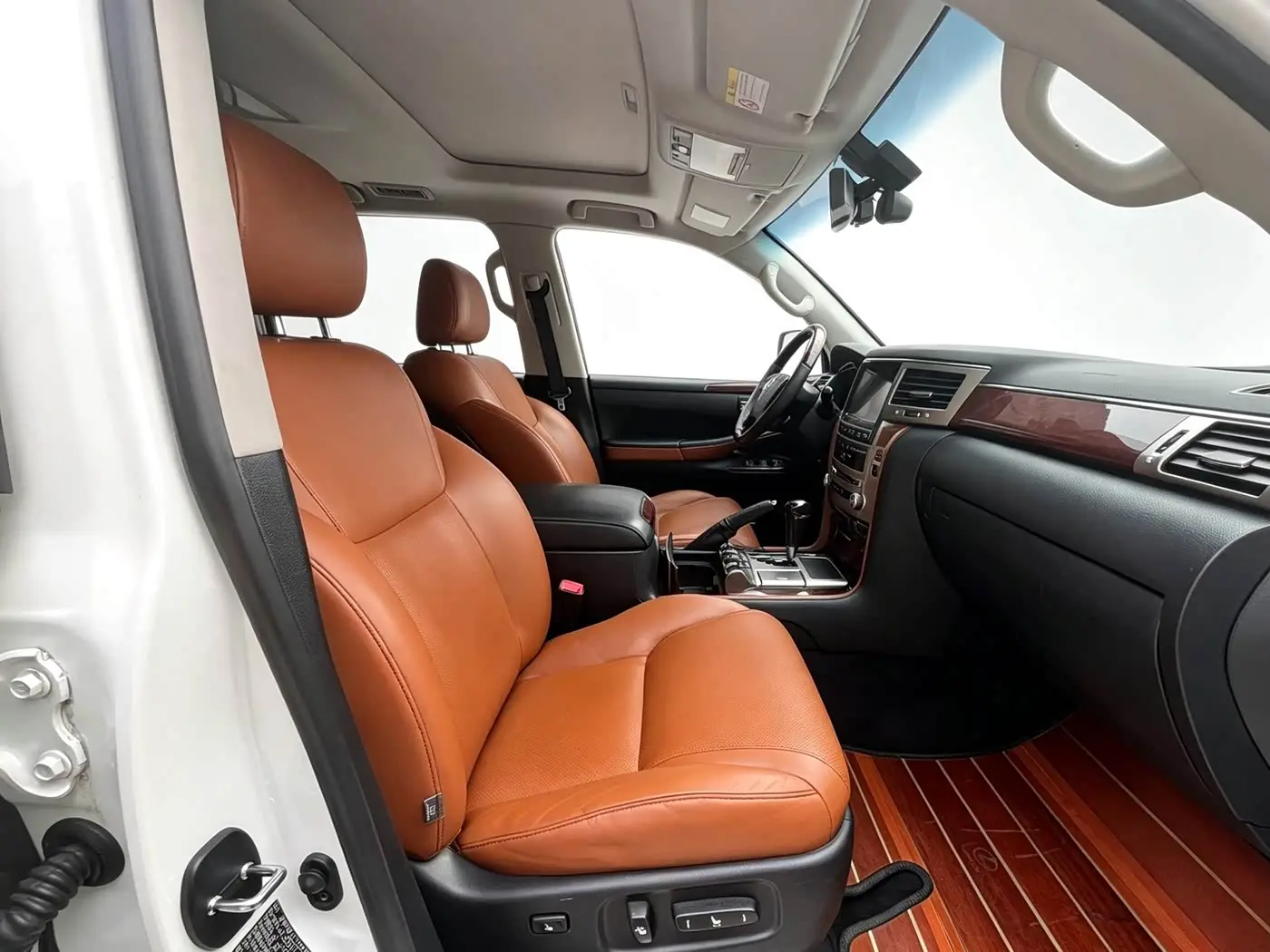 Lexus LX 2014 — Photo 8/15