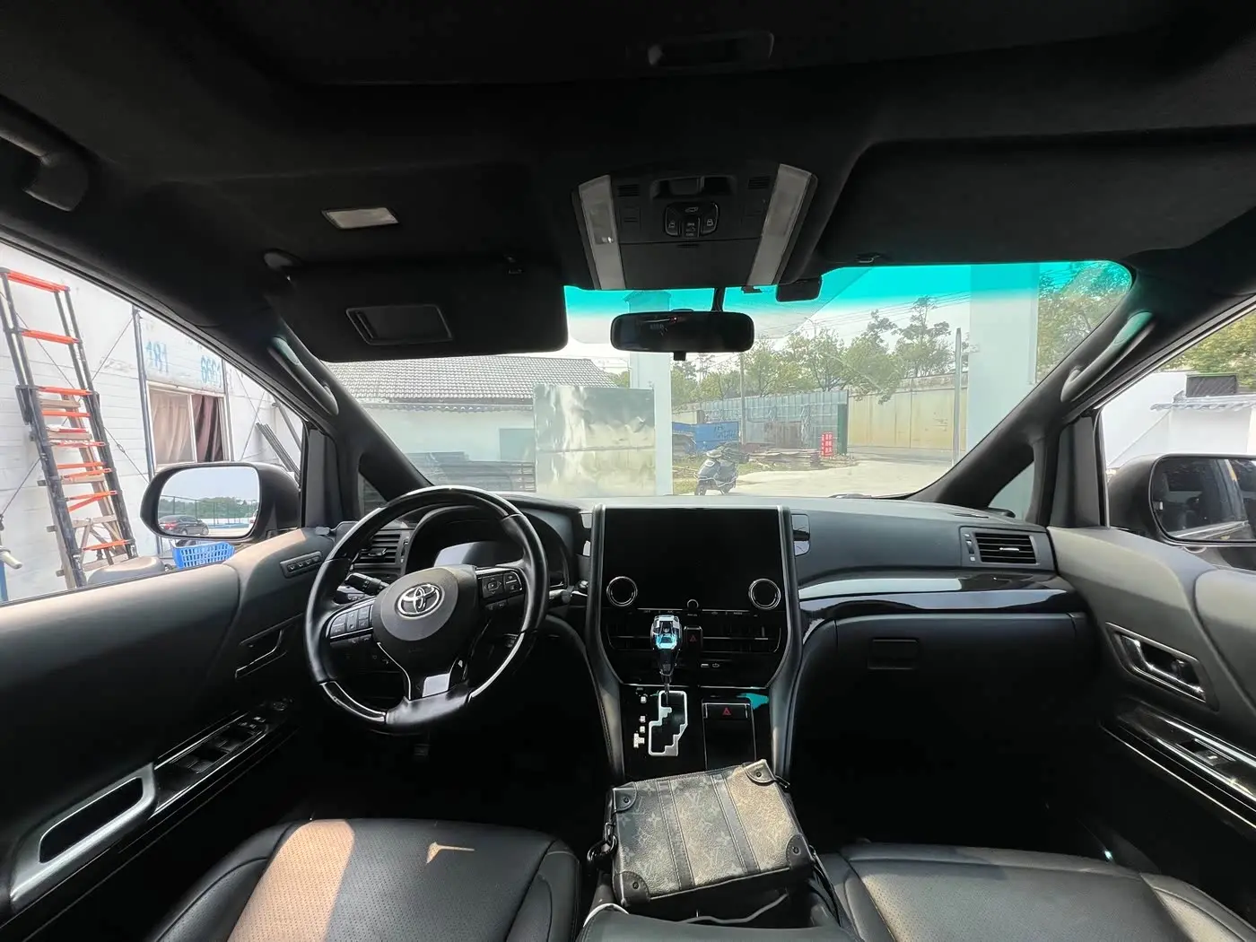 Toyota Alphard 2011 — Photo 4/11