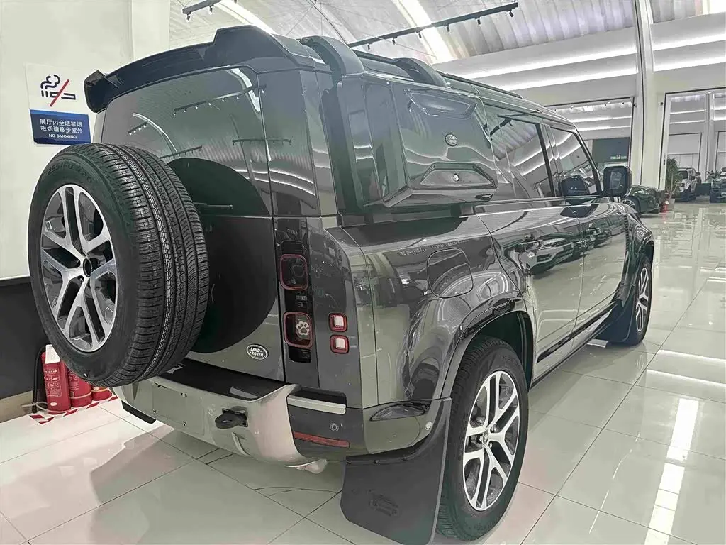 Land Rover Defender 2023 — Photo 17/19