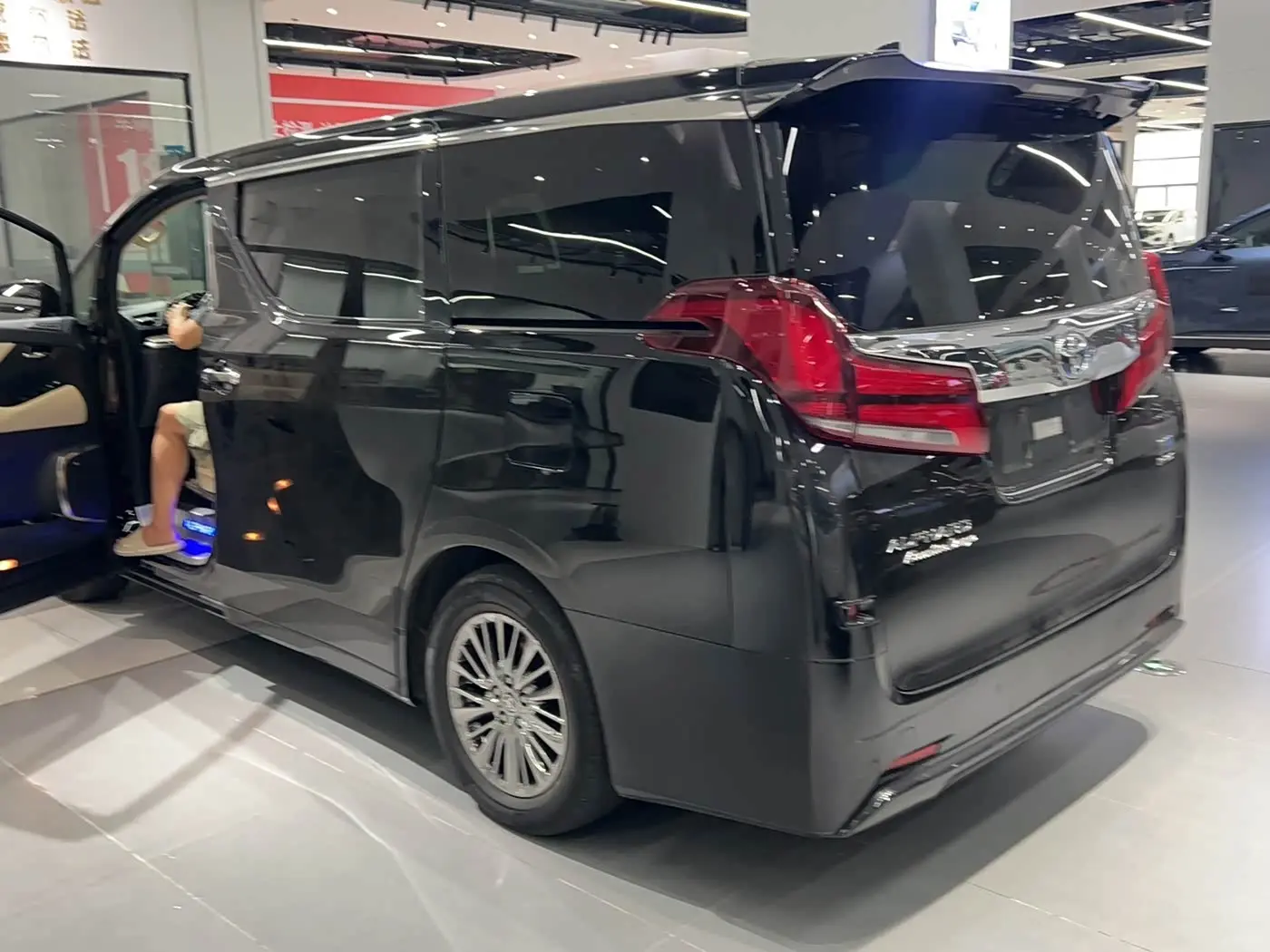 Toyota Alphard 2022 — Photo 6/8