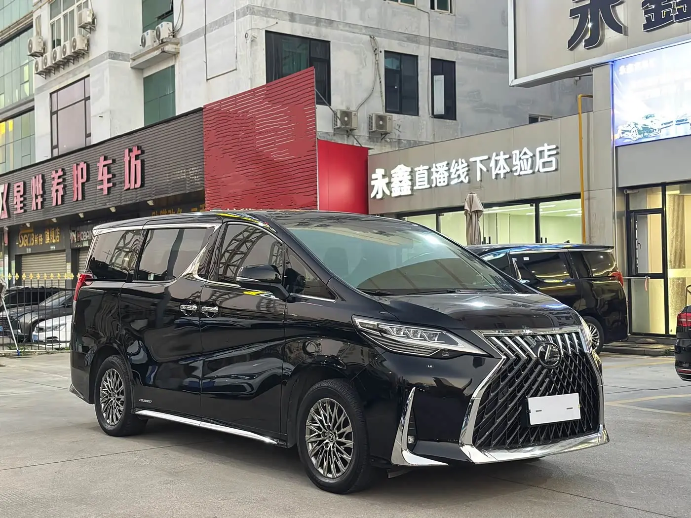 Lexus LM 2023 — Photo 3/13