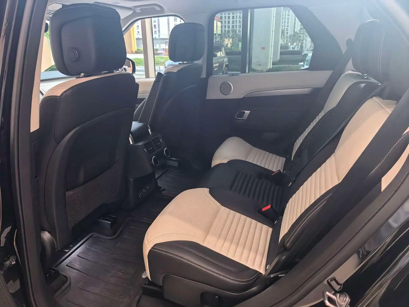 Land Rover Discovery 2024 — Photo 5/9