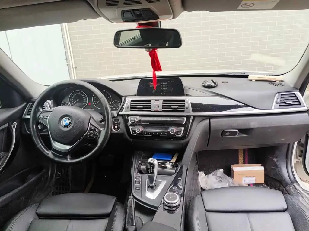 BMW 3 Series 2018 — Фото 11/12