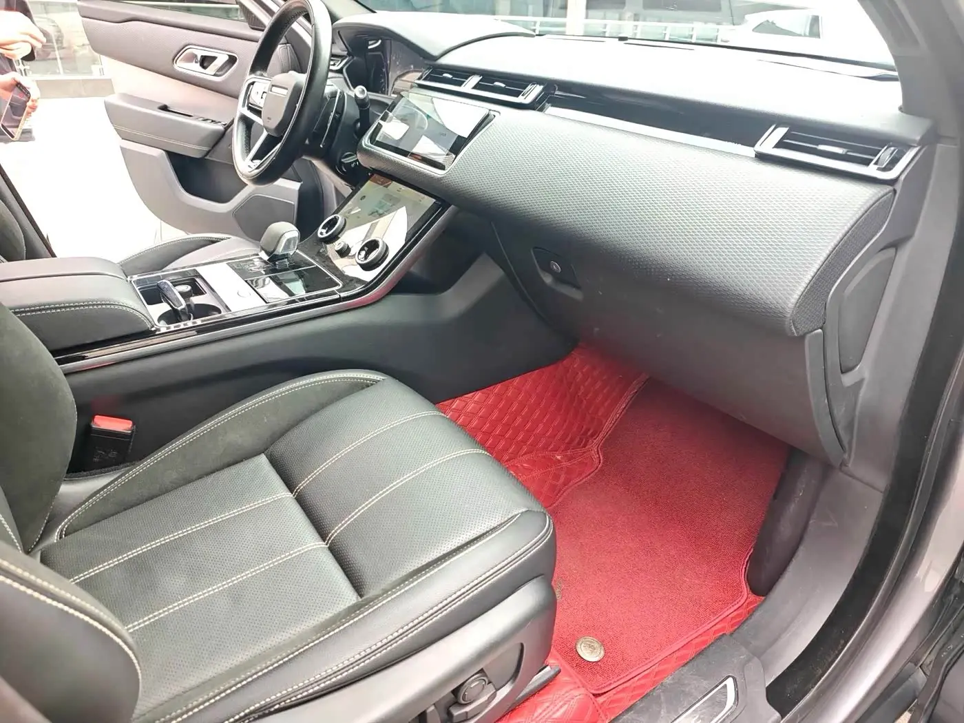 Land Rover Range Rover Velar 2021 — Photo 7/14