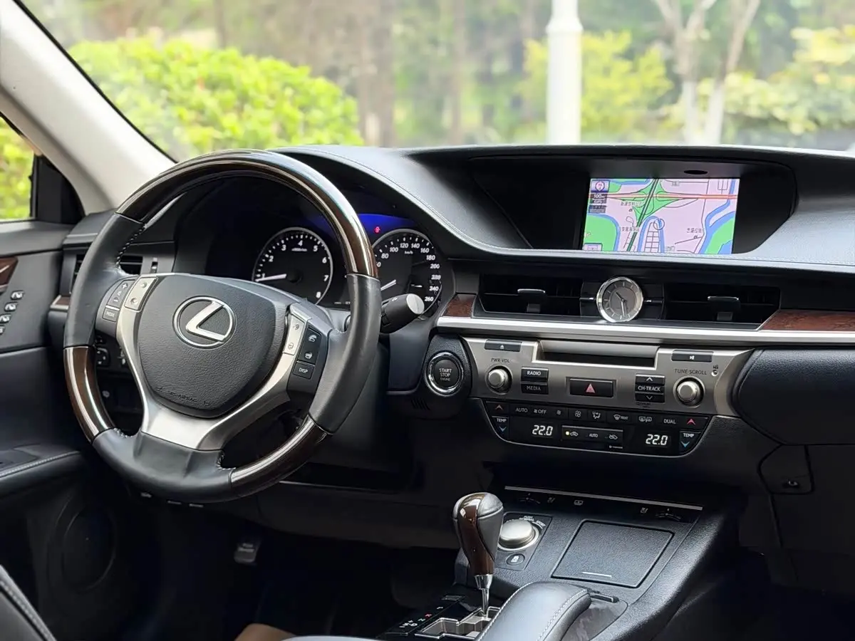 Lexus ES 2014 — Photo 8/20