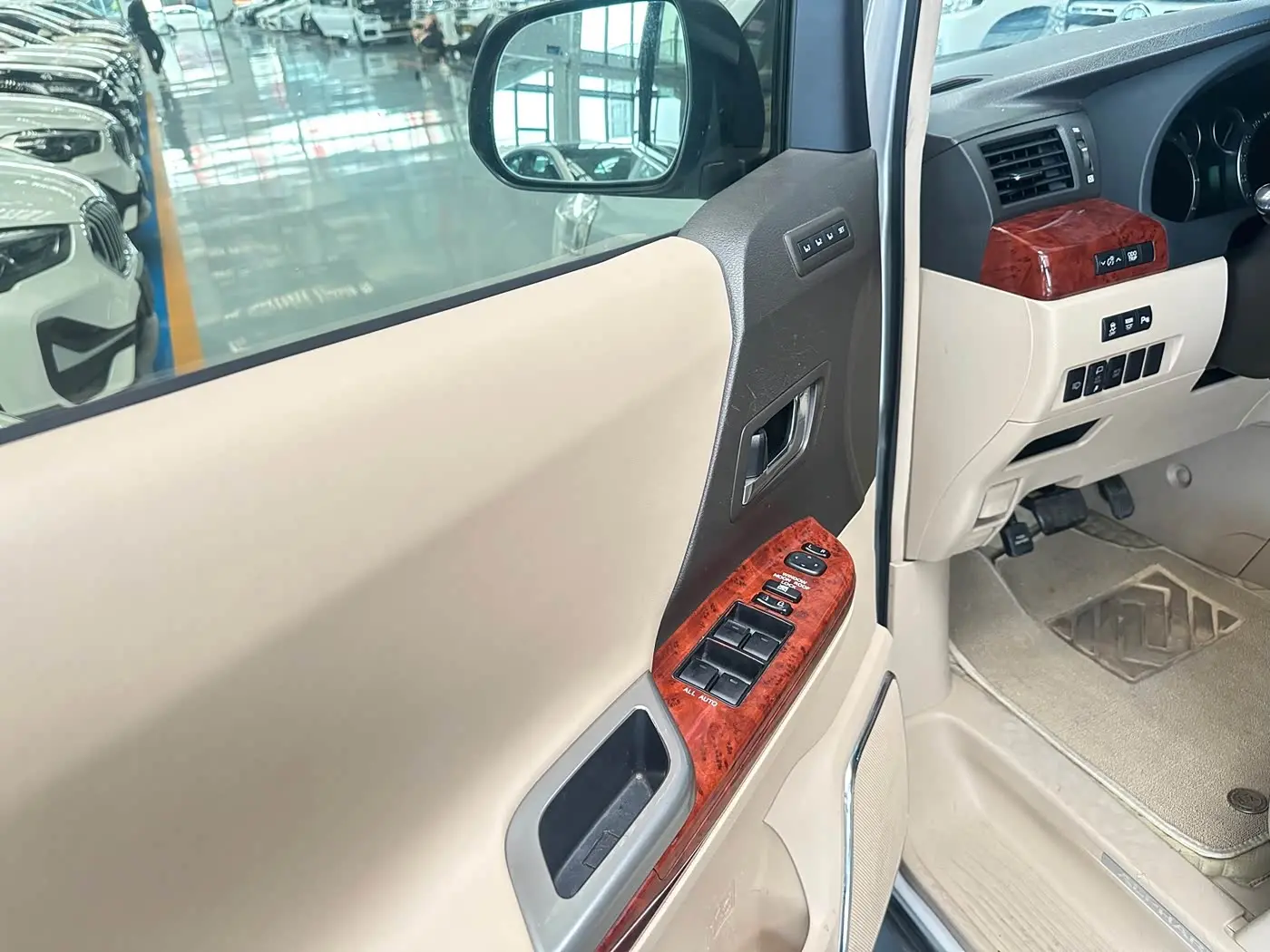 Toyota Alphard 2011 — Photo 7/10